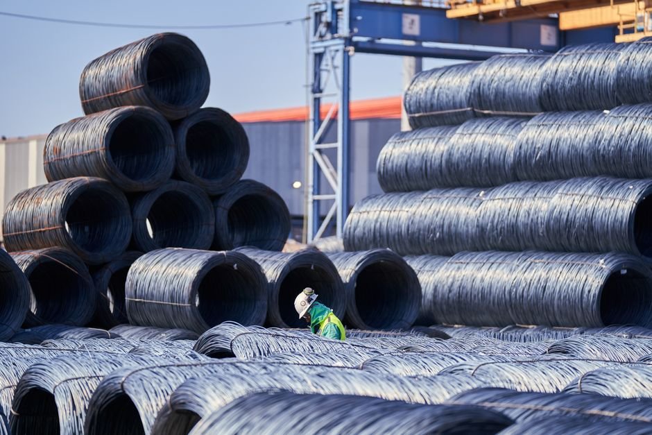 Bobines d'acier laminées en entrepôt industriel